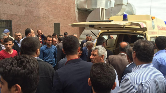 Mardinde PKKlılar silahla vurdukları muhtarı aracında yaktı!