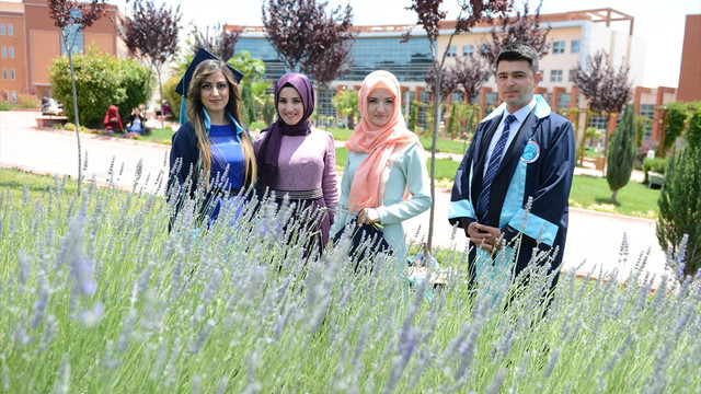 Roketlerin gölgesinde mezuniyet fotoğrafı