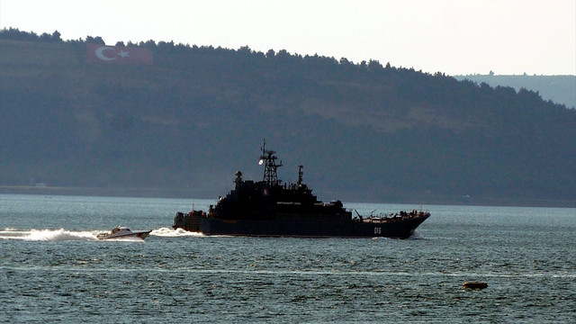 Rus savaş gemisi Çanakkale Boğazı'ndan geçti