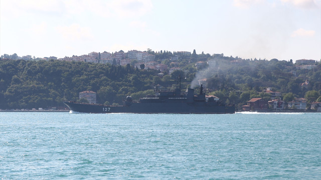 Rus savaş gemileri İstanbul Boğazı'ndan geçti