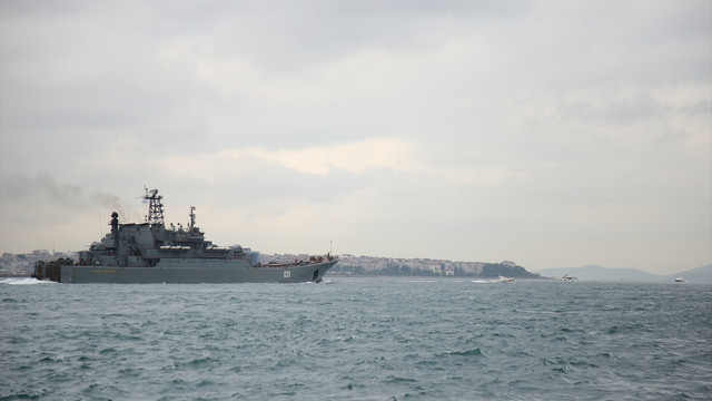 Rus savaş gemisi İstanbul Boğazı'ndan geçti