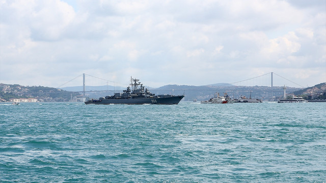 Rus savaş gemisi İstanbul Boğazı'ndan geçti