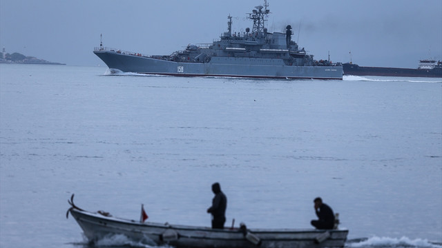 Rus savaş gemisi İstanbul Boğazından geçti