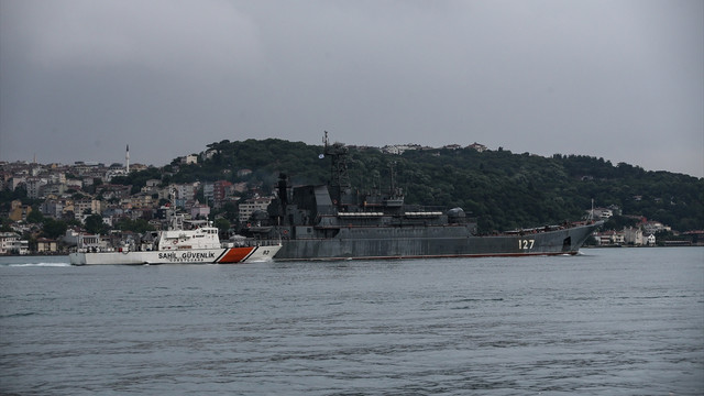Rus savaş gemisi İstanbul Boğazından geçti