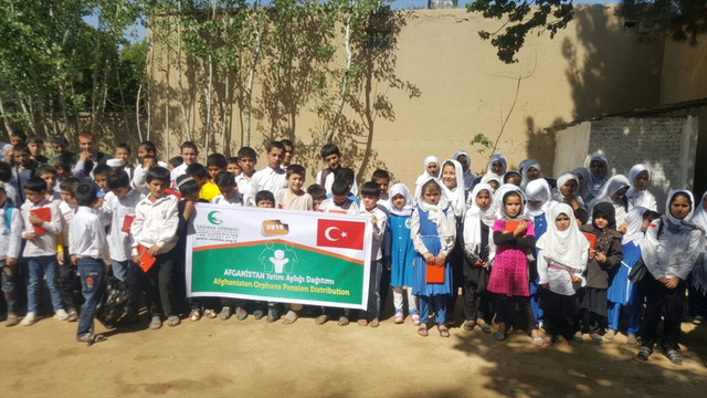 Sadaka Derneği'nden yetimlere yardım