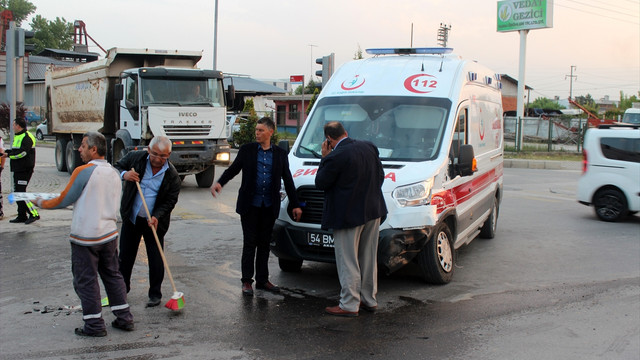 Sakarya'da ambulansla öğrenci servisi çarpıştı: 5 yaralı