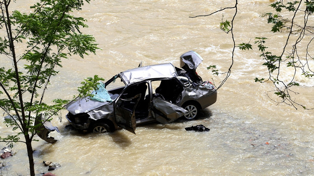 Samsun'da otomobil ırmağa yuvarlandı: 2 yaralı