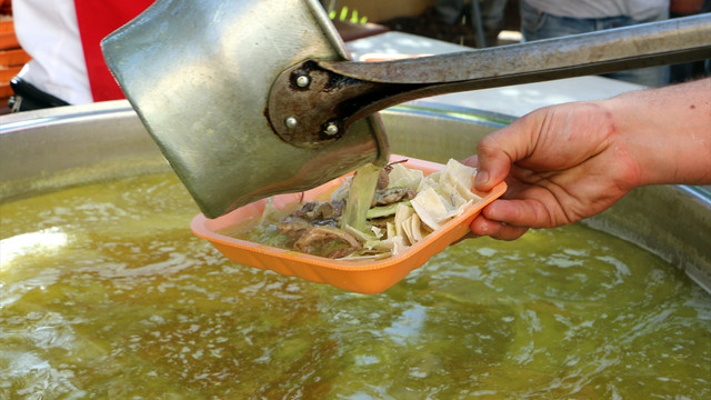 Şanlıurfa'da esnafa tirit ikramı