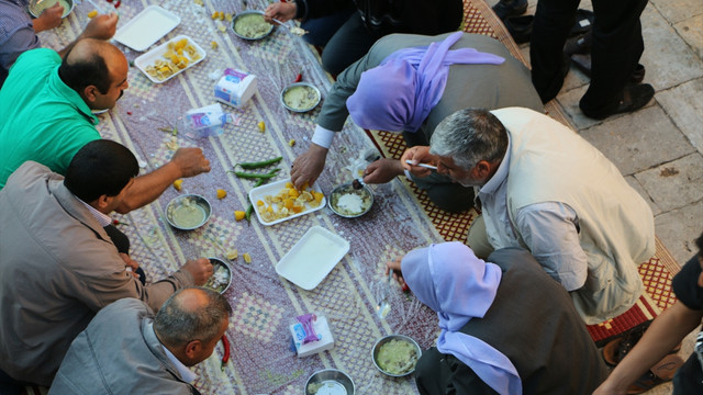 Şanlıurfa'da tirit ikramı