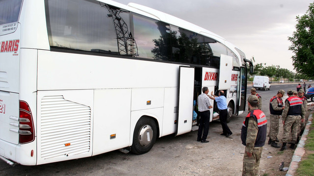 Şanlıurfa'da yolcu otobüslerinde arama