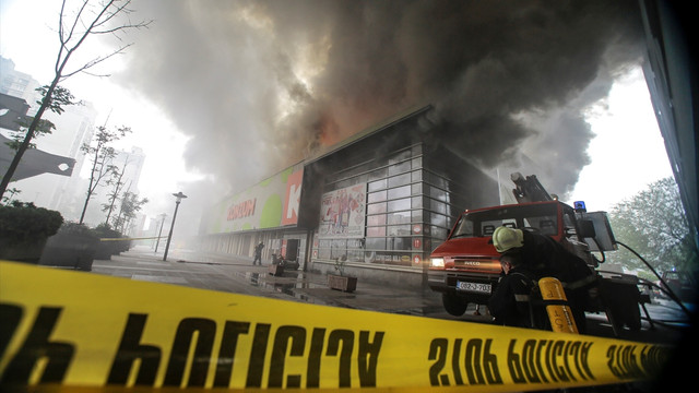 Saraybosna'da market yangını