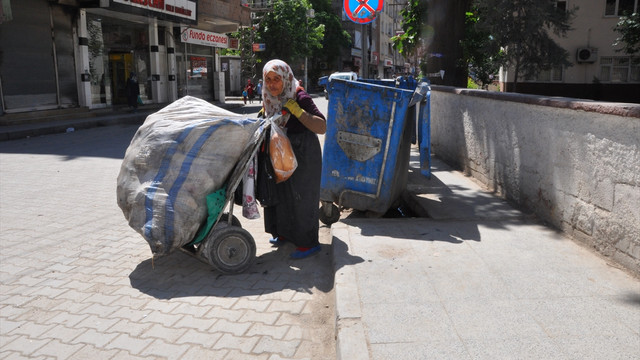 Şanlıurfada şavaş mağduru babaanne torunlarına kol kanat geriyor