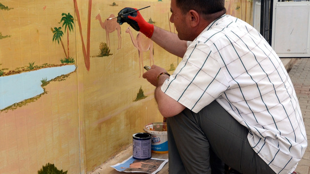 Savaşın acılarını tuvale yansıtıyor