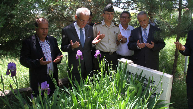 Şehidin anısına Türk bayrağı dikildi