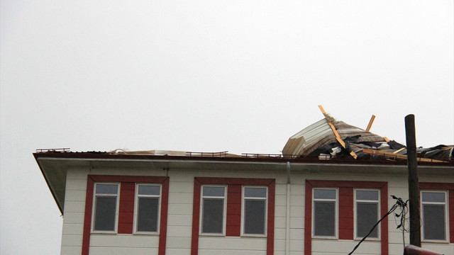 Şiddetli rüzgar yurdun çatısını söktü