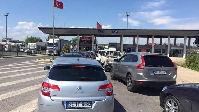 Sınır kapısında parmak izi kuyruğu