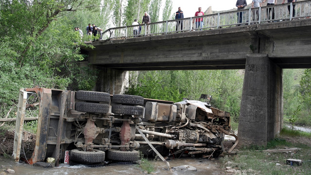 Sivas'ta kamyon devrildi: 2 ölü