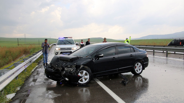 Sivas'ta iki otomobil çarpıştı: 6 yaralı