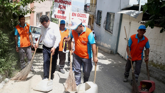 İzmirde süpürgeci olarak girdiği belediyede başkan vekili oldu
