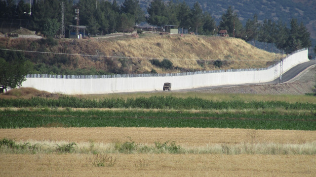 Suriye sınır hattında duvar örme çalışmaları