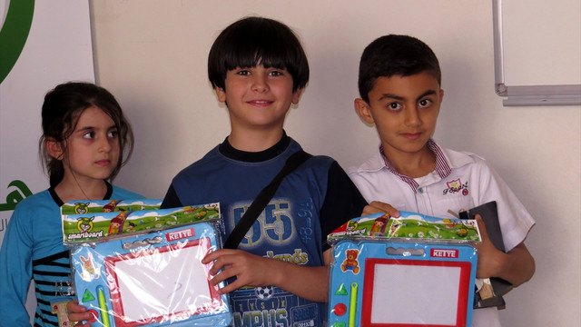 Suriyeli yetim çocuklara oyuncak hediyesi