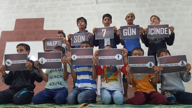 Suriyeli yetimlerden Halepteki saldırıları protesto etti