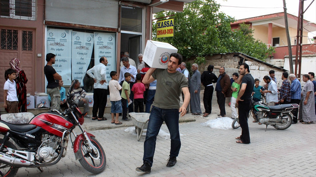 Suriyelilere yardımlar sürüyor