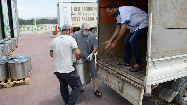 Suriye'ye günlük 25 bin kişilik sıcak yemek gönderiliyor