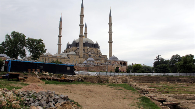 Tarihi Yemiş Kapanı Hanı kurtarma kazısı