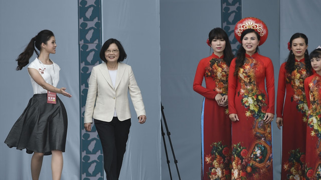 Tayvan'ın ilk kadın lideri göreve başladı