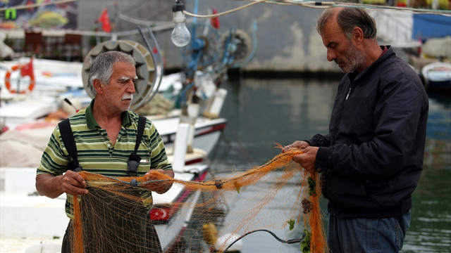 Taze balık yükü, küçük tekneli balıkçıların omuzlarında
