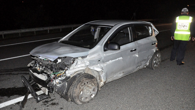 TEM Otoyolu'nda otomobil bariyerlere çarptı: 2 ölü, 1 yaralı