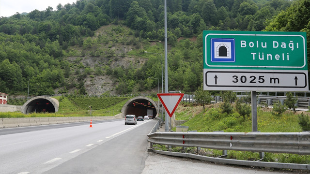 TEM Otoyolu'nda üstyapı çalışması