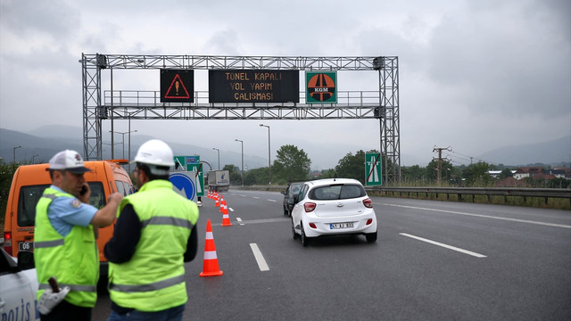 TEM Otoyolu'ndaki üstyapı çalışması
