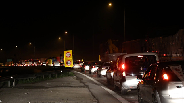 TEM Otoyolu'nun Bolu Dağı çıkışındaki üstyapı çalışması