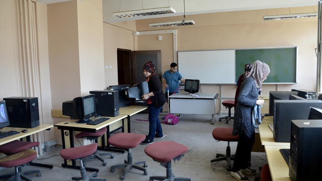 Diyarbakırdaki terör saldırısında hasar gören okullar onarılıyor