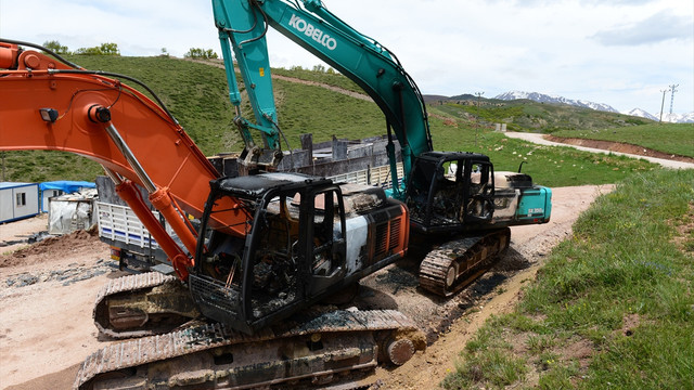 Tüncelide teröristler iş makinelerini yakıp 3 işçiyi kaçırdı