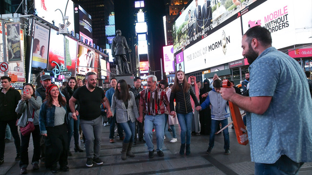 Times Meydanı'nda horon şovu