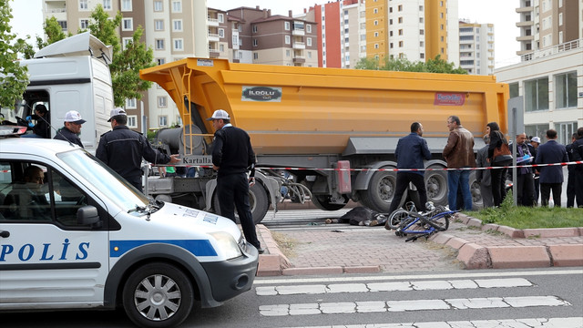 Tırın çarptığı bisiklet sürücüsü öldü