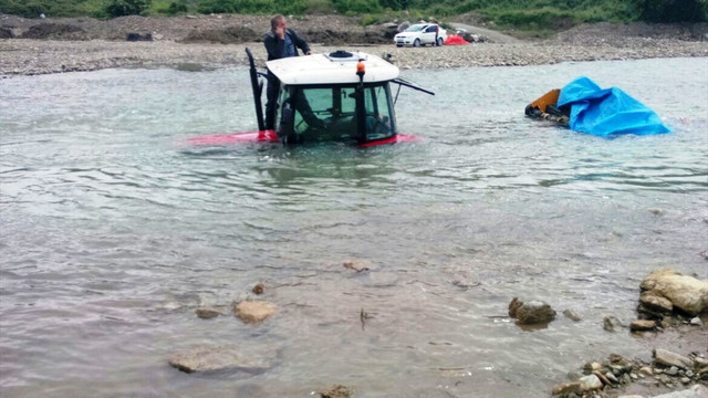 Traktörüyle ırmağın ortasında mahsur kalan kişi kurtarıldı