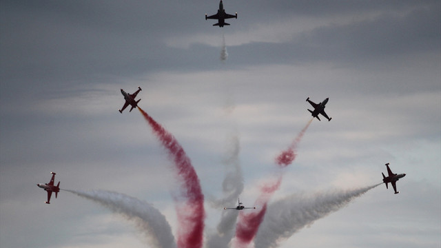 Türk Yıldızları ve SoloTürk şehitler için havalandı