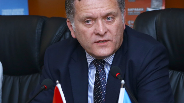 Türkiye'nin Bakü Büyükelçisi Coşkun, Azerbaycanlı öğrencilerle sohbet etti