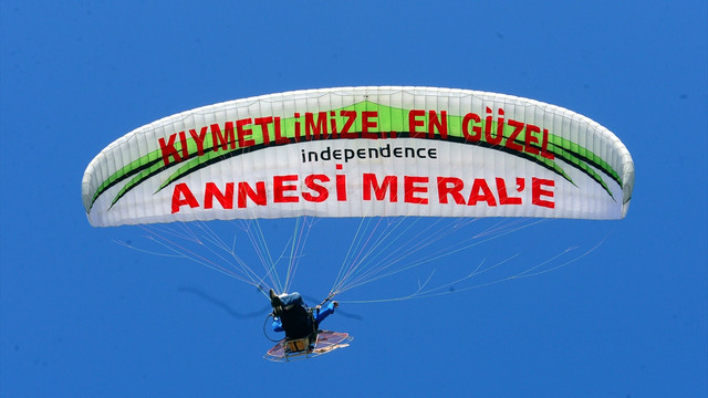 Üç çocuk annesi kadına paramotorlu sürpriz