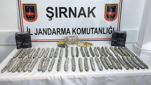 Uludere'de dinamit lokumu ve fünye ele geçirildi