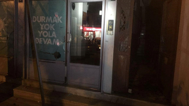 Ümraniye'de AK Parti mahalle temsilciliği önünde patlama