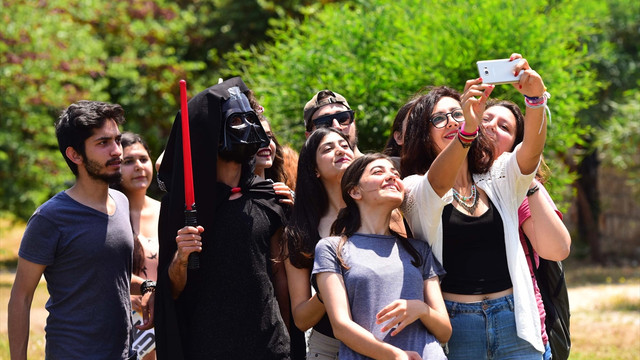 Üniversitede Darth Vader ve John Snowlu eylem