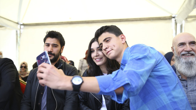 Ünlü oyuncular öğrencilerle buluştu