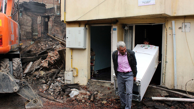 Uşak'ta yangında 5 ev kullanılamaz hale geldi