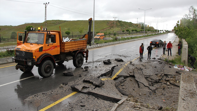 Vanda teröristlerin rögara yerleştirdiği patlayıcı imha edildi