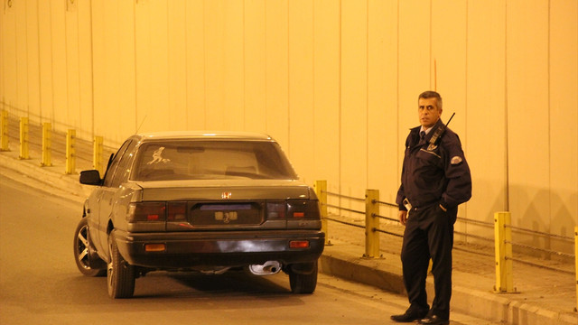 Yakıtı biten otomobil, YHT seferlerini durdurdu